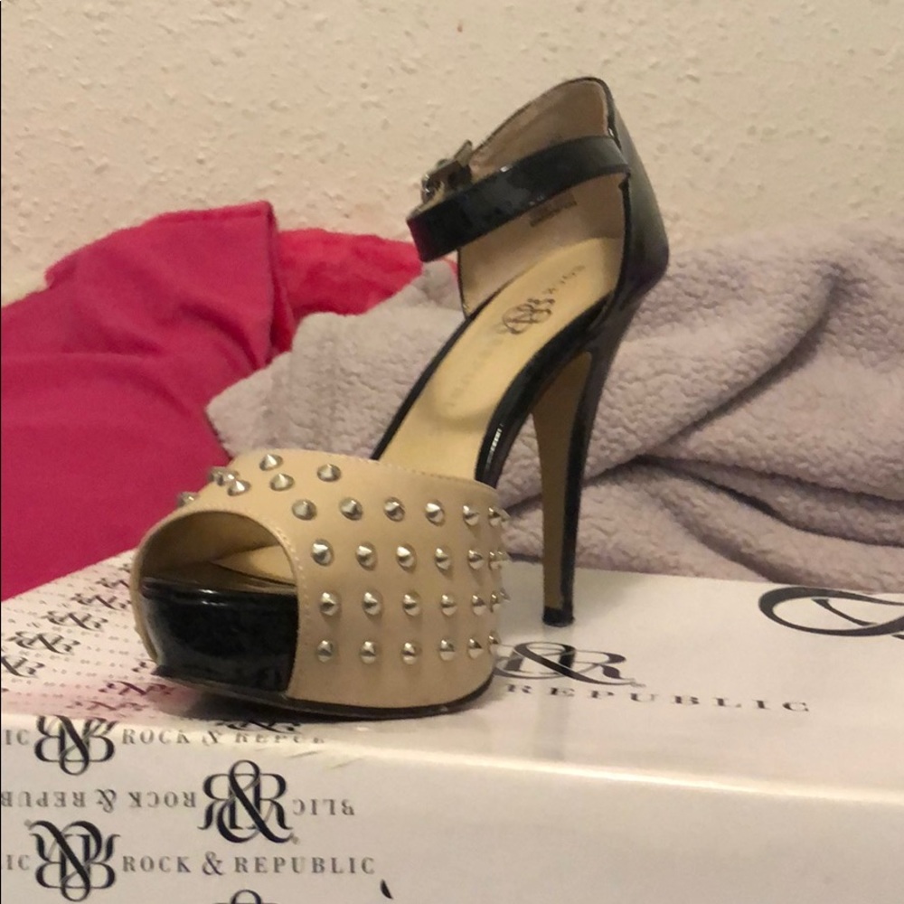 Heels - Picture 3 of 3